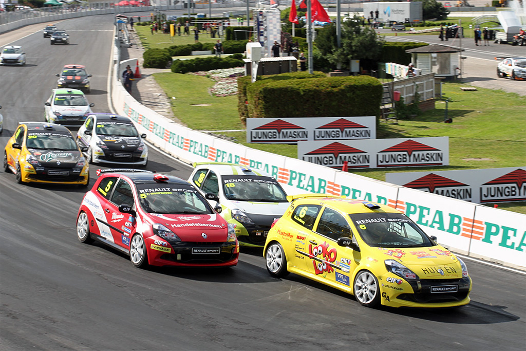 Fuld gas mod første sving
(Foto: Racefoto.se)